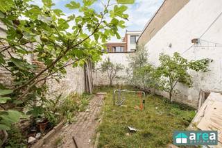 <p><span>Achter deze karaktervolle gevel schuilt een burgerwoning vol met potentieel. Het betreft een te renoveren gezinswoning met 4 slaapkamers en een ruime stadstuin (60m²). De woning bevindt zich in een zijstraat van de Peperbus, vlakbij het Krugerpark. Op wandel- en fietsafstand van verschillende leuke adresjes zoals Bar Leon, Frituur Tina maar ook de vrijdagsmarkt op ’t Laar. Met het openbaar vervoer ben je in een oogwenk in het centrum van Antwerpen.</span></p><p><span> </span></p><p><span>Ideaal voor mensen die graag de handen uit de mouwen steken en die de woning wensen af te werken naar eigen smaak en stijl!</span></p><p><span> </span></p><p><span>Grootste troeven:</span></p><p><span>-Centrale locatie vlakbij het Krugerpark</span></p><p><span>-Gezellige noordoostgerichte tuin (60m²)</span></p><p><span>-4 volwaardige slaapkamers</span></p><p><span>-EPC ‘D’ (Geen energetische renovatieplicht)</span></p><p><span>-Veel potentieel!</span></p><p><span> </span></p><p><span>Indeling</span></p><p><span>-Kelder: ruime &amp; droge kelder (40m²)</span></p><p><span>-GLVL: via de inkomhal betreden we de ruime living (30m²). Aansluitend vinden we de lichte eetkamer (21m²) gevolgd door de keuken (14m²). De keuken biedt toegang tot de veranda met doorgang naar de gezellige stadstuin (60m²). Tot slot is er nog een wasplaats met apart toilet (samen 4m²).</span></p><p><span>-V1: Op het 1</span><span><sup>ste</sup></span><span> verdiep bevinden zich 2 ruime slaapkamers (20m² &amp; 13m²). Op het tussenverdiep bevindt zich een tussenkamer (11m²) gevolgd door de ingerichte badkamer (9m²) met douche en WC.</span></p><p><span>-V2: Hier treffen we de laatste 2 ruime slaapkamers (20m² &amp; 13m²).</span></p><p><span> </span></p><p><span>Voor meer informatie kan u terecht bij Area Partners: info@area.be of 03/284.60.60</span></p>
