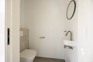<p><span>Energiezuinige nieuwbouwwoning in een zeer rustige straat nabij het centrum van Werchter.</span></p><p><span>We betreden de woning via de inkomhal met gastentoilet. Aansluitend bevindt zich een aangename, open leefruimte met zithoek, eetplaats en volledig uitgeruste keuken voorzien van alle comfort. Via de keuken is er toegang tot de ruime inpandige garage met automatische sectionaalpoort.</span></p><p><span>Op de eerste verdieping vinden we een nachthal met extra bergruimte en een tweede toilet. De badkamer is uitgerust met een ligbad, regendouche en dubbele wastafel. Verder zijn er maar liefst 4 slaapkamers, allen afgewerkt met een warme parketvloer. De hoofdslaapkamer beschikt bovendien over een ensuite badkamer met regendouche, derde toilet en dubbele wastafel.</span></p><p><span>De woning is gelegen op een perceel van 5a 68ca en werd volledig aangelegd. De tuin is ingezaaid, omheind en voorzien van een haag, wat zorgt voor extra privacy. De oprit biedt plaats voor twee wagens.</span></p><p><span>Deze energiezuinige woning is uitgerust met vloerverwarming (met mogelijkheid tot koelen), zonnepanelen, een ventilatiesysteem type D en de voorziening voor een laadpaal.</span></p><p><span>Interesse in deze instapklare nieuwbouwwoning in een rustige woonomgeving? Contacteer ons via 016 15 31 15 of info@immolivit.be.</span></p>
