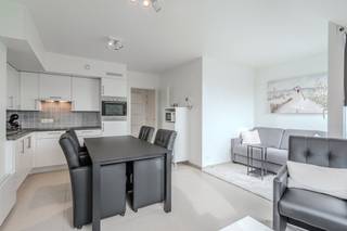 En entrant dans le hall d'entrée, vous pouvez accéder au salon par la porte vitrée. La pièce à vivre comprenant une cuisine joliment...