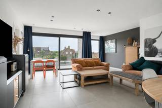 Dit ruime en instapklare appartement combineert comfort, energiezuinigheid en een uitstekende ligging. Met een lichtrijke leefruimte, open keuken, twee slaapkamers, twee terrassen en een praktische extra ruimte biedt dit appartement heel wat mogelijkheden. Bovendien beschikt het over een ruime garage, die optioneel kan worden aangekocht.<br /><br />De ligging is een absolute troef. Vanuit de Kortrijksestraat zijn winkels, horeca en andere dagelijkse voorzieningen vlot bereikbaar. Dankzij de centrale ligging zijn ook de omliggende gemeenten gemakkelijk bereikbaar. Tegelijk geniet u in het appartement van een aangename en rustige woonomgeving.<br /><br />Bij het binnenkomen komt u terecht in de ruime woonkamer met open keuken. De leefruimte geniet van aangenaam lichtinval en biedt rechtstreeks toegang tot twee ruime terrassen, één aan de voorzijde en één aan de achterzijde van het appartement. <br />Verder beschikt het appartement over twee slaapkamers, een badkamer, een apart toilet, een praktische berging.<br /><br />Bij het appartement hoort een ruime garage met kantelpoort. De garage kan afzonderlijk worden aangekocht aan een meerprijs van €30.000.<br /><br /><u>Troeven</u>:
<ul>
<li>Ruim en instapklaar appartement</li>
<li>2 slaapkamers en 2 ruime terrassen</li>
<li>Energiezuinig met E-peil 42 – energielabel A</li>
<li>Rustige en centrale ligging</li>
<li>Interessant voor zowel eigen bewoning als investering</li>
</ul>
Het appartement is momenteel verhuurd aan €850 per maand, exclusief de garage. Dankzij de combinatie van het gunstige E-peil 42 (energielabel A) en de huidige verhuur is dit een interessante opportuniteit voor wie op zoek is naar een investering met een onmiddellijke huurinkomst.<br /><br />Ook als eigen woonst biedt dit appartement heel wat troeven. De ruime leefruimte, twee slaapkamers, twee terrassen en de rustige maar centrale ligging zorgen voor een comfortabele woonomgeving met alle nodige voorzieningen binnen handbereik.<br /><br />Bij interesse, aarzel niet ons te contacteren voor meer informatie of een plaatsbezoek op 051/201.400 of info@dicasa.be