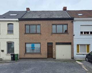 In a quiet cul-de-sac, within walking distance of Ruien’s center, you’ll find this renovation property with great potential. The ground floor...