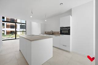 Bent u op zoek naar een stijlvolle en energiezuinige woning in hartje Leuven waar comfort centraal staat?<br />Bezoek dan snel deze prachtige nieuwbouwwoning met hoogwaardige afwerking in het prestigieuze project Burenberg.<br /><br />De woning beschikt over 3 slaapkamers, 2 badkamers, een privatieve parkeerplaats met laadpaal, 2 kelderbergingen, 2 fietsenstallingen en een bakfietsplaats.<br /><br />Bij het betreden van de woning komt u in een ruime inkomhal met gastentoilet. Op het gelijkvloers bevindt zich verder een praktische berging met aansluiting voor een wasmachine en een volledig uitgeruste open keuken met kookeiland. <br />De keuken is volledig geïnstalleerd met kwalitatieve toestellen zoals een BORA-inductiekookplaat. Aansluitend vindt u de lichtrijke eetruimte met indrukwekkende mezzanine en een plafondhoogte van maar liefst 5,50 meter, wat zorgt voor een uitzonderlijk ruimtelijk gevoel. Via de eetruimte heeft u toegang tot het terras.<br /><br />Op de eerste verdieping bevindt zich de gezellige leefruimte met een mooi open zicht en veel lichtinval door de grote raampartijen. <br />Verder vindt u hier een apart toilet, de eerste badkamer met douche en de eerste slaapkamer.<br />De tweede verdieping biedt nog twee volwaardige slaapkamers. De slaapkamer aan de achterzijde beschikt over een aangenaam privéterras met zicht op de gemeenschappelijke binnentuin.<br />Daarnaast is er een tweede badkamer met douche en een technische ruimte waarin alle technieken netjes zijn weggewerkt.<br /><br /><strong>Comfort en energiezuinigheid</strong><br /><br />Deze woning werd afgewerkt met oog voor kwaliteit en duurzaamheid:<br />• Geothermische warmtepomp met vloerverwarming én actieve koelfunctie.<br />• Regenwaterrecuperatie voor onder andere de toiletten.<br />• Vliegenramen in de volledige woning.<br />• Ventilatiesysteem type D in combinatie met raamventilatie.<br />• Voorbereiding voor de plaatsing van zonnepanelen.<br />• Raamdecoratie en verlichting worden nog voorzien.<br /><br /><strong>Praktische informatie</strong><br /><br />• Huurprijs: € 2.295 per maand<br />• Gemeenschappelijke kosten: 65€/maand <br />• Beschikbaar vanaf 01/08<br />• Inclusief 1 parkeerplaats met laadpaal, 2 private kelderbergingen, 2 fietsenstallingen en 1 bakfietsplaats.<br /><br />Deze instapklare nieuwbouwwoning combineert ruimte, luxe, energiezuinigheid en een uitstekende afwerking tot een bijzonder aangename woonervaring. <br /><br />Interesse? Neem gerust contact op voor meer informatie of een bezoek.