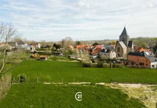 <p>Op zoek naar de perfecte locatie voor het creëren van uw droomwoning?<br />Deze unieke bouwgrond met een totale oppervlakte van maar liefst 17a31ca is gelegen in het landelijke Rozebeke en biedt een combinatie van rust, ruimte en groen. De afbeelding toont een mogelijke invulling van het perceel en werd digitaal gevisualiseerd ter inspiratie. Zij geeft geen weergave van de huidige toestand en kunnen enkel gerealiseerd worden mits naleving van de toepasselijke regelgeving en voorschriften.<br /> </p><p>Deze bouwgrond geeft u de mogelijkheid een open bebouwing te realiseren waar u geniet van een adembenemend verzicht over het omliggende landschap.<br />De ligging te Rekelberg in Zwalm garandeert privacy en wooncomfort, ver weg van de drukte maar toch vlot bereikbaar.</p><p>De belangrijkste geldende voorschriften luiden als volgt:<br />  - Maximale bouwdiepte: 15m<br />  - Maximale kroonlijsthoogte: 6m<br />  - Zijdelingse bouwvrije stroken: minimaal 4m<br />  - Voortuinstrook: minimaal 5m</p><p>Bent u op zoek naar de perfecte locatie voor het realiseren van uw droomwoning? Dan is dit perceel absoluut een bezoek waard!</p>