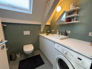 <p><span>This spacious 2-bedroom apartment is located on the top floor of a well-maintained building in downtown Brussels. </span></p><p><span> </span></p><p><span>The apartment features a spacious living area with an open kitchen. Thanks to the many windows, the apartment enjoys plenty of natural light, and the high ceiling adds to the sense of spaciousness. </span></p><p><span> </span></p><p><span>There are also two full-sized bedrooms, each with a built-in closet. One of the bedrooms also has an en suite bathroom with a shower. </span></p>