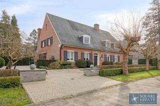 <p><span>Square Estate presenteert u deze prachtige villa, gelegen in een zeer rustige straat op het domein van Bouchout. </span></p><p><span> </span></p><p><span>Deze villa is als volgt ingedeeld: </span></p><p><span> </span></p><p><span>Op de begane grond wordt u verwelkomd door een inkomhal die leidt naar de ruime en lichte woonkamer. Vervolgens komt u in een ruime open keuken met Gaggenau-apparatuur, grenzend aan een prachtige veranda met uitzicht over de hele tuin. U vindt er ook een kantoorruimte, een gastentoilet en een vestiaire.</span></p><p><span> </span></p><p><span>Op de eerste verdieping vindt u een prachtige master suite met badkamer (bad en douche), drie andere grote slaapkamers en een tweede badkamer.</span></p><p><span> </span></p><p><span>Deze zeer goed onderhouden woning ligt op een terrein van meer dan 20 are en heeft ook een zeer grote tuin met zwembad en een ruim terras, beide op het oosten gelegen. Er is ook een grote garage en twee parkeerplaatsen buiten. De villa heeft ook een grote zolder en kelders in de kelder. </span></p><p><span> </span></p><p><span>Voor meer informatie of om een bezoek te plannen, kunt u contact met ons opnemen op 02/460.42.01 of info@square-estate.be. </span></p>