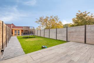 <span><span>In het dorpscentrum van <strong>Boezinge</strong>, deelgemeente van Ieper, stellen we u deze<strong> ruime en recent opgerichte bebouwing</strong> voor, gelegen op een perceel van 267 m². Deze woning werd afgewerkt in<strong> 2019</strong> en biedt u een zee aan ruimte en alle hedendaags comfort. Bovendien kan men genieten van een gunstige, doch rustige ligging <strong>op een boogscheut van het stadscentrum van Ieper en zijn invalswegen</strong>.<br /><br />Men beschikt over onder meer over <strong>4 grote slaapkamers</strong>, een <strong>inpandige garage</strong> en een <strong>onderhoudsvriendelijke tuin</strong>. De woonst heeft een <strong>bewoonbare oppervlakte van 204 m²</strong>. Aan ruimte dus geen gebrek! Daarnaast is het pand natuurlijk ook zeer energiezuinig (energielabel A) en de elektrische installatie is uiteraard conform gekeurd. Er wordt op heden verwarmd met centrale verwarming en radiatoren (aardgas). De ramen beschikken over hoogrendementsbeglazing en PVC raamkozijnen. Er zijn ook 4 opbouw-rolluiken voorzien om de slaapkamers te verduisteren. De woning is uitgerust met <strong>10 zonnepanelen </strong>en men kan gebruik maken van <strong>15.000 liter aan regenwater.</strong></span><br /><br /><span><em>Beschikbaarheid: Niet meteen beschikbaar bij akte. In overleg met eigenaars.</em></span><br /><br /><span><u>De indeling van de ruimtes is als volgt:</u><br />Gelijkvloers: inkom- en traphal - apart gastentoilet - voorraadberging - inpandige garage met wasplaats - aangename en ruime leefruimte met zithoek, eetplaats, bureau en open, ingerichte keuken.<br />Eerste verdieping: trap- en nachthal - 2 grote slaapkamers - badkamer uitgerust met douche, lavabomeubel en toilet.<br />Tweede verdieping: trap- en nachthal - 2 grote slaapkamers - berging/technische ruimte.<br />Exterieur: volledig afgesloten tuin met gazon en aansluitend terras - <strong>tuinberging met tweede, overdekt terras</strong>.<br /><br /><u>Enkele troeven:</u></span></span>
<ul>
	<li><span><span>Recent bouwjaar (2019), instapklaar en gunstig <strong>energielabel A</strong>;</span></span></li>
	<li><span><span>4 ruime slaapkamers en inpandige garage;</span></span></li>
	<li><span><span>Onderhoudsvriendelijke, aangelegde tuin;</span></span></li>
	<li><span><span>Ruime bewoonbare oppervlakte van 204 m²;</span></span></li>
	<li><span><span><strong>Overvloed aan (berg)ruimte</strong>;</span></span></li>
	<li><span><span>Gunstige locatie.</span></span></li>
</ul>
<span><span>Als je het ons vraagt is dit de ideale gezinswoning! Mis deze kans niet en leg vandaag nog uw bezoekmoment vast!</span><br /><br /><span>Wenst u meer informatie of een bezoek ter plaatse? Bel Diksimmo op het nummer <strong>051 50 11 51 </strong>of mail naar diksmuide@diksimmo.be.</span></span>