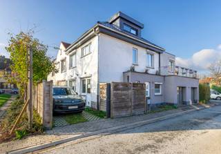 Instapklare gezinswoning met garage, parking & PV-panelen.Gelegen in een rustige omgeving en voorzien van alle comfort.Deze leuke eengezinswoning...