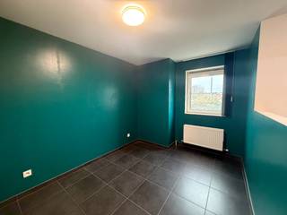 Ligging:<br />Deze studio is gunstig en centraal gelegen in Geel, met winkels, openbaar vervoer en andere voorzieningen op wandelafstand. Vlot bereikbaar en aangenaam wonen.<br /><br />Omschrijving: (Geen lift)<br />Deze studio omvat een woonkamer met open keuken, 1 slaapkamer, badkamer, terras en een berging.<br /><br />Er is tevens een privé staanplaats achteraan het gebouw.<br /><br />Extra:<br />- Deze studio is onmiddellijk beschikbaar<br />- Huurprijs: 650 euro/maand, geen gemeenschappelijke kosten<br />- Gunstig EPC-Label A<br /><br />Uitsluitend via onze website www.vastengoed.be kan u een bezichtiging inplannen op de vooropgestelde bezoekmomenten. Voor andere vragen kan u het kantoor bereiken op het nummer 014/72.73.74.