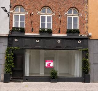 Op de heraangelegde Sint-Katelijnevest ligt dit karaktervolle handelspand. De straat fungeert als verbinding tussen de Kaaien en winkelstraat de Meir. De winkel is +/- 75m² en onmiddellijk beschikbaar.<br /><br />In onderling overleg worden nog een sanitaire ruimte, een patio, een nieuwe etalage en een nieuwe inkomdeur voorzien, zodat het pand optimaal kan worden afgestemd op de noden van de toekomstige huurder.