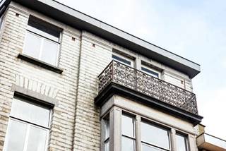For sale in Zottegem.<br />To arrange a viewing, please call Saimen on 0470 79 24 20 or email saimen@cornelis-goeman.be<br /><br /><br />This stately mansion with exceptional potential is located on Hospitaalstraat in Zottegem. The property has an approved permit for redevelopment into four flats, supplemented by three private parking spaces – an absolute added value in the centre.<br /><br />The mansion needs to undergo a complete renovation, whereby its authentic character can be perfectly combined with contemporary living comfort. Thanks to its spacious volumes, high ceilings and large windows, the building is ideal for high-quality and sustainable redevelopment.<br /><br />Its central location in Zottegem offers easy accessibility and proximity to shops, public transport, schools and other amenities. This makes the project particularly attractive for both investors and project developers looking for a profitable and future-oriented investment.<br /><br />Advantages at a glance:<br /><br />Permit for 4 flats<br /><br />3 parking spaces<br /><br />Characterful mansion<br /><br />Roof already completely renovated<br /><br />Central location in Zottegem<br /><br />Excellent investment potential<br />Do not hesitate to make an appointment!