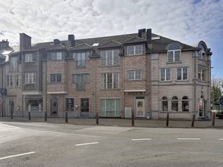 <p><strong>Plan uw afspraak via www.living-stone.be</strong><br /><br />Appartement 96m² met 2 slaapkamers en garage in het centrum van Groot-Bijgaarden.<br />1ste verdieping met lift.<br /><br />Dit appartement bestaat uit een inkomhal met vestiaire, ruime living (34m²) met volledig ingerichte keuken, 2 slaapkamers (18m² en 12m²), één douchekamer, afzonderlijke toilet, berging-wasplaats, mooi bankirai terras, één kelderruimte en een garagebox voor één wagen met elektrische poort.<br /><br /><strong>Beschikbaar vanaf 15/05/2026</strong>.<br /><br /><span>Geniet een uitzonderlijk praktische locatie aan het Marktplein in Groot-Bijgaarden, </span><span>nabij openbaar vervoer (trein en bus) en winkels en invalswegen naar het Brusselse stadscentrum.</span></p>
<p>EPC 123 kWh/m² (klasse B)</p>