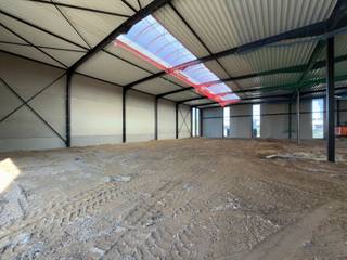 Deze moderne KMO-unit van 1190m² maakt deel uit van het KMO-park ‘Schipdonk’. Optioneel kan er bijkomend 200 m² kantoorruimte worden bij gehuurd.<br />De unit bevindt zich vooraan op de site, wat zorgt voor uitstekende visibiliteit en een representatieve ligging. Het KMO-park is gelegen in de industriezone van Deinze en geniet van een vlotte bereikbaarheid. De E17 bevindt zich op slechts 6 km, met een directe verbinding naar Gent en Kortrijk.<br /><br />De bedrijfsruimte beschikt over een vrije hoogte van ca. 6 meter en is toegankelijk via 2 sectionale poorten en 2 afzonderlijke toegangsdeuren. Verder is de unit uitgerust met een polybetonvloer, een lichtstraat met rookluik en energiezuinige LED-verlichting.<br />De unit is voorzien van elektriciteit, gas, water en internet. Daarnaast zijn er 12 privatieve parkeerplaatsen beschikbaar en is er voldoende manoeuvreerruimte op de site.<br /><br />Deze ruimte is uitermate geschikt voor opslag-, productie- of ambachtelijke activiteiten.<br /><br />Voor bijkomende inlichtingen, plannen of een vrijblijvend plaatsbezoek, contacteer Henry Van Tornhout via 0474 13 37 93 of henry@kmovastgoed.be.