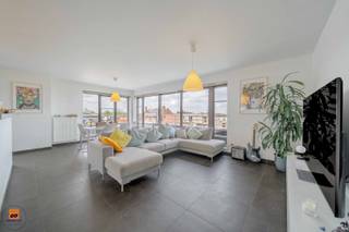 In de Weststraat te Sleidinge, op wandelafstand van tal van winkels, faciliteiten en openbaar vervoersmogelijkheden, stellen wij u dit appartement...