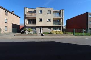 INDELINGInkomhal met ingemaakte kast, woonkamer met open keuken, voorzien van de volgende toestellen: koelkast, oven, vitro keramische kookplaat en...