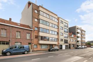 - Instapklaar appartement op de eerste verdieping<br />- Ideale ligging in Ieper: Meenseweg 17/1B <br />- Uitstekend EPC: label B! (UC: 3856388)<br />- Lichtrijke leefruimte met eetplaats en zithoek<br />- Keuken met handige, aanpalende berging<br />- 2 volwaardige slaapkamers<br />- Balkon<br />- Badkamer met douche en wastafel<br />- Achterliggende garage<br />- Richtprijs: € 248.000