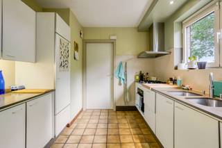 <p>Ben je op zoek naar een woning met ruimte, licht én een uitstekende bereikbaarheid? Deze charmante open bebouwing (bouwjaar 1984) in het gegeerde <strong>Mechelen-Zuid</strong> biedt het allemaal. Met een prachtige, volwassen <strong>zuid-westgerichte tuin</strong>, een recente aanbouw met aparte ingang én een ligging vlakbij het station van Mechelen, de E19 en de fietsoostrade, is dit de ideale gezinswoning of een perfecte woon-werkcombinatie.</p><h3>De troeven in de kijker:</h3><ul><li><p><strong>Toplocatie:</strong> Gelegen in Mechelen-Zuid, op een zucht van het station, de fietsoostrade en de oprit van de E19.</p></li><li><p><strong>Prachtige tuin:</strong> Een prachtig aangelegde, volwassen tuin die perfect <strong>zuid-westgericht</strong> is. Genieten van de zon in alle rust!</p></li><li><p><strong>Thuiswerk / Vrij beroep:</strong> Uitbreiding (1999) met <strong>aparte zij-ingang</strong>, momenteel ingericht als bureau/praktijkruimte met airco/luchtverwarming. Ook perfect mogelijk als slaapkamer op het gelijkvloers.</p></li><li><p><strong>Ruimte & Comfort:</strong> Gezellige leefruimte met open haard, veranda en een inpandige garage.</p></li></ul><h3>Indeling van de woning:</h3><p><strong>Gelijkvloers:</strong> Je komt binnen in de inkomhal met een gastentoilet en een eerste bureau/handige extra ruimte. De gezellige, lichtrijke leefruimte is voorzien van een <strong>sfeervolle open haard</strong> en sluit naadloos aan op de halfgesloten, volledig geïnstalleerde keuken. Vanuit de aansluitende, aangename <strong>veranda</strong> geniet je van een rustgevend uitzicht op de prachtig aangelegde tuin. Verder beschikt het gelijkvloers over een handige <strong>inpandige garage</strong>.</p><blockquote><p><strong>Extra troef:</strong> In 1999 werd de woning uitgebreid met een extra bureauruimte/praktijkruimte. Dankzij de <strong>aparte ingang langs de zijkant</strong> en de aanwezige luchtverwarming/airco is dit de ideale plek voor een zelfstandige, thuiswerker of als gelijkvloerse slaapkamer (kangoeroewonen).</p></blockquote><p><strong>Eerste verdieping:</strong> Hier bevinden zich de badkamer en momenteel 3 kamers:</p><ul><li><p><strong>2 volwaardige, comfortabele slaapkamers.</strong></p></li><li><p><strong>1 ruime berging / CV-ruimte.</strong> <em>Tip voor snelle meerwaarde:</em> Mits een kleine aanpassing kan de CV-ketel naar de garage verplaatst worden, waardoor je hier heel eenvoudig een <strong>3de volwaardige slaapkamer</strong> creëert!</p></li></ul><h3>Technische gegevens & info:</h3><ul><li><p><strong>Bouwjaar:</strong> 1984 (Aanbouw: 1999)</p></li><li><p><strong>Type:</strong> Open bebouwing</p></li><li><p><strong>Verwarming:</strong> CV-ketel / Luchtverwarming & airco in de aanbouw</p></li><li><p><strong>Buitenruimte:</strong> Zuid-westgerichte, aangelegde tuin</p></li></ul><p><strong>Snel zijn is de boodschap!</strong> Dankzij de strategische ligging en de polyvalente indeling is deze woning een unieke kans op de Mechelse vastgoedmarkt. <strong>RICHTPRIJS 485.000€</strong> - INFO : nico@altro-vastgoed.be / 0488 42 42 24</p>