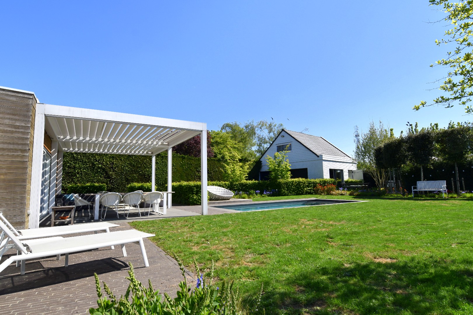 Villa met 4 slaapkamers, zwembad en mooie volumes te koop in Moorsele - foto 2