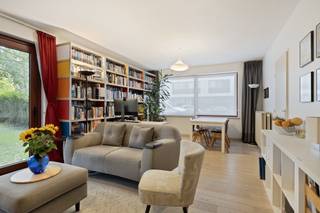 Ontdek dit charmante, lichtvolle appartement (EPC D), gelegen in een rustige straat met een gemeenschappelijke tuin, vlakbij het centrum van...