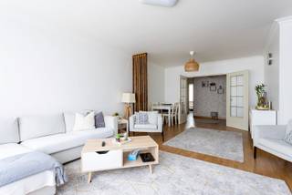 Bent u op zoek naar een betaalbaar instapklaar appartement met twee slaapkamers op een centrale locatie voor eigen gebruik of misschien toch als een ideale investering? Dan stellen wij graag dit appartement aan u voor, gelegen op de eerste verdieping van een verzorgd gebouw!<br /><br />Indeling<br />U betreedt het appartement via een ruime centrale inkomhal. Vooraan bevindt zich de woonkamer, waarlangs u terug in de hal komt. Vanuit de hal heeft u doorgang tot de gesloten keuken. De keuken heeft een kookplaat, dampkap en een dubbele spoelbak. Centraal aan de hal situeert zich de badkamer met ligbad en douchefunctie, enkele spoelbak met badkamermeubel. Tevens is hier aansluiting voor een wasmachine en/of droogkast. Er is een apart gastentoilet. Achteraan zijn er twee slaapkamers.<br />Op het gelijkvloers vindt u de bijhorende, privatieve kelderberging. Verder bevindt zich achter het gebouw een gemeenschappelijke koer.<br /><br />Ligging<br />Dit appartement is ideaal gelegen: nabij openbaar vervoer waarmee u binnen 20 minuten in het centrum van Antwerpen bent, en dicht bij de belangrijkste invalswegen. Vlakbij het Rivierenhof en het Ertbruggebos en winkels, supermarkten, bakkers, slagers, ... binnen handbereik. <br /><br />Het appartement is momenteel verhuurd aan een correcte huurder voor € 750/maand + € 250/maand vaste kosten.<br /><br />Pluspunten<br />- Energielabel B<br />- Dakisolatie aanwezig: 120mm PUR<br />- Lift in het gebouw <br />- Instapklaar en betaalbaar appartement<br /><br />Klinkt dit als een buitenkans die u niet kan wachten te grijpen? Bel dan snel naar One vastgoed via 03 360 85 30!