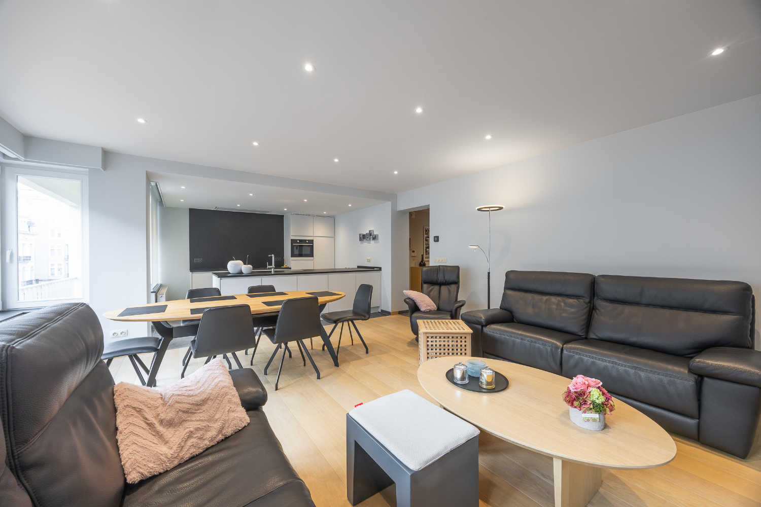 Gerenoveerd 2-slaapkamer appartement met inpandige garage in hartje Oostende - foto 5