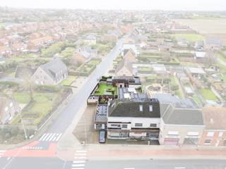 Ontdek deze uitzonderlijke commerciële eigendom in het centrum van Sint-Eloois-Winkel. Dit veelzijdige handelspand combineert meerdere functies...