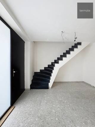 <span><strong><u><span>INDELING:</span></u></strong></span>
<ul>
	<li><span>inkomhall met gastentoilet</span></li>
	<li><span>bureel</span></li>
	<li><span>grote leefruimte met keukenhoek </span></li>
	<li><span>ruime berg-/wasplaats</span></li>
	<li><span>3 ruime slaapkamers</span></li>
	<li><span>grote badkamer met ligbad, inloopdouche, dubbele lavabo</span></li>
	<li><span>apart 2e toilet</span></li>
	<li><span>omheinde tuin met terras en oprit met carport</span></li>
</ul>
<span><u><span>=> bewoonbare oppervlakte 172m²</span></u><br /><br /><strong><u><span>AFWERKING:</span></u></strong></span><br /><span><span>De woning is volledig afgewerkt; keuken, badkamer, vloeren, ...</span></span><br /><span><span>Focus op duurzaamheid : de woningen zijn ontworpen met oog voor de toekomst.<br />Ze zijn uitgerust met een lucht-water warmtepomp, wat zorgt voor een energiezuinige en aangename vloerverwarming en koeling van je woning.<br />Deze duurzame technologie draagt bij aan een lager energieverbruik, wat zowel goed is voor het milieu als voor je energiekosten.<br />Geniet van een lage energiefactuur door een duurzame oplossing voor verwarming. </span></span><br /><span><span>BEN-woning - E-peil : 30</span></span><br /><span><span>- 12 zonnepanelen van 475W met individuele omvormer voor eigen opbrengst;</span></span><br /><span><span>- ventilatiesysteem C </span></span><br /><span><span>- stads- en regenwater (7.500 liter)</span></span><br /><span><span>- omheinde tuin met terras achteraan + oprit en carport 17m² (verhard met kiezel/dolomiet)</span><br /><br /><strong><u><span>LIGGING</span></u></strong><u><span>:</span></u></span><br /><span><span>In de Guido Gezellestraat woon je in een rustige, residentiele buurt :</span></span><br /><span><span>• Het centrum van Ooigem is vlakbij voor jouw dagelijkse boodschappen en andere faciliteiten, alles binnen een straal van 500m (supermarkt, school, bus, dokter, apotheek, horeca, …);</span></span><br /><span><span>• Vlotte verbindingen naar E17, Waregem, Kortrijk en omliggende steden, perfect voor je werk of vrije tijd;</span></span><br /><span><span>• De Leie en Ooigembos bevinden zich op een boogscheut, voor het maken van een landelijke fiets- of wandeltocht;<br /><br />Vrijblijvend bezoek? Bel mij gerust op 0497/429.446 of via angelo@immo-termote.be</span></span><br /><br /><span> </span>