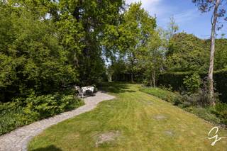 <p>Te koop te Berlare!<br />Deze charmante woning is rustig gelegen in het centrum van Berlare en bevindt zich op een uitzonderlijk mooi perceel van meer dan 22 are – een zeldzame opportuniteit voor wie op zoek is naar ruimte en groen.<br />Bij het betreden van de woning komt u in de inkomhal, die toegang geeft tot een aangename en lichtrijke leefruimte met aansluitend een geïnstalleerde keuken en praktische berging. Op het gelijkvloers bevindt zich een ruime slaapkamer en een comfortabele badkamer, wat deze woning uitermate geschikt maakt voor wie gelijkvloers wil wonen.<br />De prachtige veranda met grote glaspartijen vormt een echte troef en biedt een schitterend uitzicht op de ruime tuin – een ideale plek om in alle rust te genieten van het buitenleven.<br />Via een vaste trap bereikt u de zolderverdieping, waar tal van mogelijkheden zijn om extra slaapkamers of hobbyruimtes te creëren.<br />Daarnaast beschikt de eigendom over een ruime, aparte garage/stockageruimte van maar liefst 65 m² – perfect voor zelfstandigen, hobbyisten of extra opslag.<br />Deze woning is ideaal als bungalow, voor gezinnen die ruimte zoeken of voor liefhebbers van een grote, groene tuin.<br />Interesse? contacteer collega Bernhard - 0476 022 089 - bernhard@cornelis-goeman.be</p>