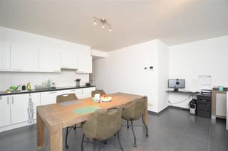 Dit appartement is gelegen in een hedendaags complex, op de 1ste verdieping (met lift), in het centrum van Kasterlee, met winkels, horeca, openbaar vervoer e.d. in de directe nabijheid. INDELING 1ste verdieping De private inkomhal geeft toegang tot enerzijds de aangename leefruimte (37,52m²) met open, volledig uitgeruste keuken, en anderzijds tot de berging (2,39m²) en de 2 slaapkamers (12,38m² - 10,56m²). Het terras (9m²) achteraan sluit aan bij de woonkamer en is toegankelijk d.m.v. een plafondhoge schuifraam. In de inkomhal bevindt zich tevens nog een apart toilet. De badkamer is modern ingericht met bad/douche en dubbel labavomeubel. Pareergarage / kelder In de ondergrondse parkeergarage, met automatische toegangspoort (met afstandsbediening), situeert zich de bijhorende autostandplaats en een kelderberging. BIJZONDERHEDEN ·zeer gunstig EPC van 59 ·gemeenschappelijke kosten: 50€/maand ·de abonnementen voor privé gebruik van water/gas/elektriciteit dienen afgesloten te worden door de huurder ·beschikbaar 1/9/2021 POSITIEVE ASPECTEN ·moderne look ·kwalitatieve afwerking ·goede ligging met vlotte bereikbaarheid naar centrum, winkels, horeca, openbaar vervoer