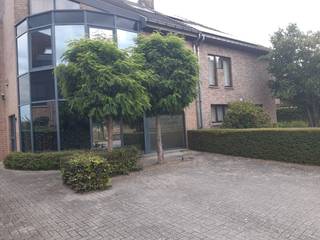 Dit tijdloos, gelijkvloers kantoor (140 m²), uitstekend gelegen langs de Molenstraat te Gavere, biedt een uitzonderlijk ruime en professionele werkomgeving. <br />Het voorste gedeelte kan perfect dienst doen als open kantoorruimte (met ontvangstruimte), en het achterliggend gedeelte dat ideaal is ingericht als afgesloten vergaderruimte met (directie)bureau. <br /><br />Kortom, een uitstekende prijs-kwaliteit-verhouding voor deze vlot bereikbare locatie in het hart van de gemeente.