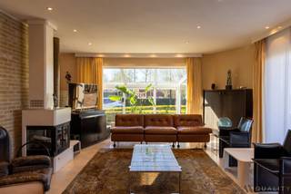 <p>Exclusieve villa met uitzonderlijk potentieel en een uniek uitzicht op het Mannenwiel. Deze prachtige, lichtrijke woning combineert ruimte, comfort en veelzijdigheid op een perceel van maar liefst 963 m², waar kwaliteit, privacy en een schitterend panorama centraal staan. De woning baadt in het licht, ademt karakter en is gebouwd met een zorg en visie die je vandaag nog maar zelden ziet. Ze beschikt over een volwaardige kelderverdieping met stookplaats, berging, wijnkelder en een aansluitende dubbele garage. Op het gelijkvloers bevinden zich de inkomhal, een ruime en aangename woon- en eetkamer met veel natuurlijk licht en een volledig geïnstalleerde keuken. Via de inkomhal kom je op het volgende half verdiep waar zich een master bedroom met aansluitende dressing, een comfortabele badkamer en een bureauruimte bevinden. De eerste verdieping omvat een nachthal, een apart toilet, een volledig uitgeruste badkamer, een extra kleine ruimte met badkamermeubel en lavabo, drie slaapkamers, een ruime bureau- of bibliotheekruimte met terras dat uitzicht biedt op het Wiel en die eveneens als slaapkamer kan dienen. Boven de master bedroom vinden we een grote hobbyruimte die eveneens als extra slaapkamer kan worden ingericht. Op de tweede verdieping bevindt zich een praktische bergzolder. De woning is uitgerust met een lift, wat zorgt voor extra comfort en toekomstgericht wonen, evenals een centraal stofzuigsysteem en een alarmsysteem. Dankzij de uitstekende ligging nabij verbindingswegen, winkels, scholen, ziekenhuis, station en handelszaken, en de aanwezigheid van vijf volwaardige slaapkamers, is deze villa ideaal voor grote gezinnen of voor wie wonen en werken wil combineren. Deze woning biedt niet alleen een solide basis, maar ook een uitzonderlijk potentieel. De combinatie van de toplocatie, het unieke uitzicht en de karaktervolle architectuur maakt dit pand tot een zeldzame kans voor wie op zoek is naar een woning met meerwaarde. Ben je op zoek naar een plek waar je jouw droomproject kan realiseren op een absolute toplocatie, dan is deze villa zonder twijfel een bezoek waard. Voor meer info of een bezoek bel gerust: 03/283.84.84 of mail gert@ax-quality.be Vg/Wg/Gmo/Gvkr/Vv EPC 169 KWh/m² (Energielabel B) UC 3849827 P score: D, G score: A</p>