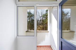 Lichtrijk, recent gerenoveerd 2-slaapkamer duplexappartement met balkon.<br />“Europawijk” situeert zich tussen de gemeente Mol- en de stad Geel in, met de Europese school op wandelafstand en omgeven door natuur.<br />Het appartement bevindt zich op de 3de verdieping (lift aanwezig)<br /><br />INDELING<br /><br />• Inkomhal met gastentoilet (onder de trap bevindt zich een vestiaire)<br />• Ruime- en lichtrijke leefruimte met keramische parketvloer<br />• Moderne, open keuken (voorzien van een corian werkblad, een koelkast, inductiekookplaat, afzuigkap, combi-oven, afwasmachine en dubbele spoeltafel)<br />• Balkon met uitzicht op de bosrijke omgeving <br /><br />4de verdieping (bereikbaar via trap) <br />• 2 ruime slaapkamers (beide 13m²) <br />• 2 Bergingen <br />• Knappe badkamer voorzien van een inloop/ regendouche, enkel lavabomeubel, toilet en aan sluiting voor de wasmachine.<br />Tenslotte behoort er nog een overdekte parkeerplaats tot het appartement <br /><br />BIJZONDERHEDEN<br />Onmiddellijk beschikbaar<br />CV op stookolie -> weldra op gas<br />Gemeenschappelijke kost: 200,00 EUR (provisie) -> hier zit al een voorschot in verweven betreffende het verbruik van de verwarming en water<br />Lift aanwezig <br />Nutsvoorzieningen (kosten) ten laste van de huurder(s)<br /><br />POSITIEVE ASPECTEN<br />Centrale maar rustige ligging<br />Gunstig EPC (B)<br />Elektriciteit conform