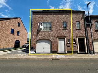 <p><span> </span></p><h3><span>Instapklare HOB, ruime garage, zonnig terras en EPC A in Zele</span></h3><p><span>Bent u op zoek naar een energiezuinige, instapklare woning op een rustige locatie, vlak bij het centrum van Zele? Dan is deze verzorgde halfopen bebouwing precies wat u zoekt.</span></p><p><span>Deze ruime en lichtrijke woning, gebouwd in 2003 en recent verder geoptimaliseerd, geniet van een uitstekende ligging op slechts enkele minuten van het centrum van Zele en met een vlotte verbinding naar Gent en Antwerpen.</span></p><p><span>Op het gelijkvloers bevindt zich een uitzonderlijk ruime garage met sectionale poort op afstandsbediening, goed voor maar liefst drie wagens. Daarnaast is er een praktische wasplaats voorzien. Via de royale traphal bereikt u de eerste verdieping.</span></p><p><span>Hier vormt de recent vernieuwde open keuken het hart van de woning. Deze is volledig uitgerust met alle nodige toestellen en sluit naadloos aan op de gezellige leefruimte. Een absolute troef is het ruime terras op de verdieping, waar u in alle rust geniet van een prachtig uitzicht over de tuin en de omliggende velden.</span></p><p><span>Verder beschikt de woning over een stijlvolle, gerenoveerde badkamer uitgerust met zowel een ligbad als een douche. Er zijn twee volwaardige slaapkamers aanwezig, aangevuld met een extra bureau- of kinderkamer.</span></p><p><span>Ook op energetisch vlak scoort deze woning uitstekend. Met een EPC-label A, zonnepanelen, een warmtepomp met airconditioning, recente bijkomende isolatie en een conforme elektrische installatie bent u klaar voor de toekomst. Bovendien beschikt de woning over een regenwaterput van 5.000 liter, aangesloten op de wasmachine en twee toiletten.</span></p><h4><span>Troeven op een rij:</span></h4><ul><li><span>Rustige ligging nabij het centrum van Zele </span></li><li><span>Vlotte verbinding naar Gent en Antwerpen </span></li><li><span>EPC-label A </span></li><li><span>Zonnepanelen </span></li><li><span>Warmtepomp met airco </span></li><li><span>Conforme elektrische installatie </span></li><li><span>Recent bijkomend geïsoleerd </span></li><li><span>Vernieuwde open keuken </span></li><li><span>Gerenoveerde badkamer met bad en douche </span></li><li><span>Ruim terras met open zicht op de velden </span></li><li><span>Garage voor 3 wagens </span></li><li><span>Regenwaterput van 5.000 liter </span></li></ul><p><span>Een ideale gezinswoning voor wie ruimte, comfort en energiezuinig wonen wil combineren op een toplocatie.</span></p><p><span>Interesse? Contacteer ons vandaag nog voor een bezoek en ontdek zelf alle troeven van deze instapklare woning. 052/50 50 00</span></p><p><span> </span></p><p><span>Neem alvast een virtueel kijkje! </span><span><span>https://my.matterport.com/show/?m=KDLAb5msats&ts=1</span></span></p><p><span> </span></p><p><span> </span></p>