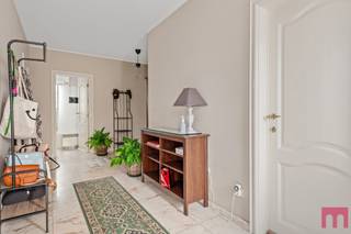<h3>Rustiek landhuis met 3 slaapkamers en ruime tuin.</h3>
<p>Op zoek naar een woning met karakter, comfort en ruimte?<span> Dit charmante landhuis biedt het allemaal. De woning werd duurzaam gebouwd en is volledig gelijkvloers, wat zorgt voor een aangenaam en praktisch wooncomfort. </span></p>
<p><span>Bij binnenkomst word je meteen verwelkomd in een</span> inkomhal die de landelijke stijl van de woning mooi weerspiegelt. De ruime woonkamer<span> vormt het hart van de woning en beschikt over rustieke elementen.</span></p>
<p><span>Aansluitend bevindt zich de </span>ruime leefkeuken<span>. Vanuit de keuken is er toegang tot een </span>grote bergplaats<span>, ideaal voor extra voorraad en praktische opslag. Daarnaast biedt de</span><strong><span> </span></strong>veranda<span> een fijne plek om volop van de tuin en de rustige omgeving te genieten.</span></p>
<p>Verder beschikt de woning over een aparte berging en wasplaats, wat zorgt voor extra bergruimte.</p>
<p><span>De woning telt<strong> </strong></span>drie ruime slaapkamers, allemaal op het gelijkvloers. De badkamer is uitgerust met een bad en dubbele wastafel. Er is eveneens een apart toilet.</p>
<p><span>Ook aan praktische ruimte is geen gebrek. De </span>garage biedt voldoende plaats voor een wagen, fietsen en extra opslag.</p>
<p>De zolderruimte is niet bereikbaar via een vaste trap, maar kan perfect dienstdoen als bijkomende bergruimte voor spullen die je niet dagelijks nodig hebt.<br /><br />Bijzonderheden:<br />- EPC: C-label<br />- Beschikbaarheid: 1/10/2026</p>