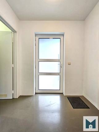 Landelijk gelegen en lichtrijke duplex op "Den Dries" (gekend als grootste dorpsplein van Vlaanderen). <br />Deze bevindt zich in de driehoek Antwerpen-Brussel-Gent waardoor deze een uitstekende bereikbaarheid heeft. Het appartement zelf bestaat uit een hal, praktische bergruimte, apart gastentoilet, een zeer lichtrijke woonkamer met een volledig geïnstalleerde open keuken en uitzicht op de groene en prachtige Dries. Aansluitend aan deze geweldige ruimte vinden we een zeer zonnig terras van maar liefst 27m²! Via de moderne trap komen we uit in de nachthal die verbinding maakt met de 2 slaapkamers van 19m² en 10m² alsook de hedendaagse badkamer met douche en tweede WC.<br />Tot slot vindt u achteraan het perceel nog een handige garagebox.<br /><br />CV op aardgas. EPC: 200 kWh/m²/j en UC: 2898512-RES (B-label)<br />Voor meer inlichtingen of een vrijblijvend bezoek aan deze woning kan u contact opnemen met Marik op het nummer 052 21 65 51 of mailen naar info@immomiddelpunt.be