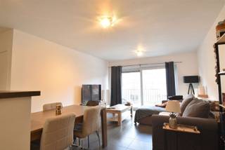 <p>Instapklaar appartement te huur in residentie 't Eiland aan de stadsrand van Oudenaarde.</p><p>Dit gezellig appartement voorziet een inkomhal ,WC, living/woonkamer ,open keuken ,badkamer, 1 slaapkamer en een terras.</p><p>extra troeven!<br />Een buiten autostaanplaats en een gemeenschappelijke fietsenberging.</p><p>Huurprijs: €730/maand<br />Provisie lasten huurder: €50/maand</p><p>Benieuwd naar dit appartement?<br />Vraag uw bezoek aan via onze website www.immodhondt.be </p>