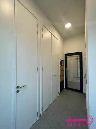 * PRACHTIG appartement op de eerste verdieping met terras en autostaanplaats* Gelegen op de Markt van Ingelmunster* Vlakbij winkels, school en...