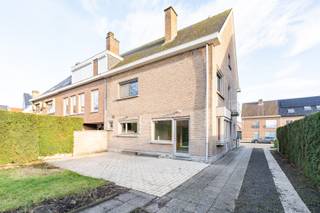 Op een absolute topligging in Gent, gesitueerd tussen het Miljoenenkwartier en UZ Gent, bevindt zich deze ruime halfopen bebouwing van de hand van architect Juliaan Lampens. De woning ligt op een perceel van 468 m² en combineert een uitstekende ligging met een groot renovatiepotentieel.<br /><br />De woning dateert van 1967 en biedt vandaag een stevige structurele basis met mooie volumes, maar dient gerenoveerd te worden om aan de hedendaagse wooncomfortnormen te voldoen. Op het gelijkvloers betreedt u de woning via de inkomhal, die toegang geeft tot de keuken met eethoek en de aangename leefruimte. Op de eerste verdieping bevinden zich drie volwaardige slaapkamers, een overloop en een badkamer. Daarboven is er een heel ruime zolder die bijkomende mogelijkheden biedt, bijvoorbeeld als extra kamers of hobbyruimte, afhankelijk van uw wensen en mits het plaatsen van een vaste trap. <br /><br />Verder beschikt de woning over een grote kelder (40 m²), een kruipkelder, en een vrijstaande gemetste garage, wat het geheel extra praktisch maakt. De zuidwest georiënteerde tuin vormt een belangrijke troef, waar u in alle rust en privacy kan genieten van de zon tot in de late namiddag en avond.<br /><br />Deze woning is een unieke opportuniteit voor wie op zoek is naar een karaktervolle architecturale woning op een centrumlocatie in Gent, met ruimte, licht en vooral veel potentieel om er een hedendaagse en kwalitatieve gezinswoning van te maken.