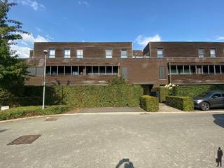 Ruim 2 slpk. appartement nabij het centrum van Hoogstraten.Indeling:-ruime inkom met toegang tot alle vertrekken-leefruimte met veel lichtinval en...