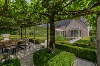 EERSTE KIJKMOMENT: ZAT. 29/08/26 - 14U (op afspraak 053/60.65.60)<br /><br />GIJZEGEM - Baden in luxe is de beste beschrijving waarmee je deze villa kan beginnen.<br /><br />We bevinden ons in het landelijke Gijzegem op een zeer rustige locatie, centraal gelegen niet ver van de toegangswegen richting Aalst en Dendermonde. Dichtbij scholen, openbaar vervoer, winkels en fietspad richting Aalst.<br />Deze villa in landelijke stijl heeft een high-end afwerkingsgraad, dit zie je in de duurzame en rustieke materialen die werden gebruikt.<br />De bouwheer is nog steeds de huidige eigenaar, dus naar onderhoud toe is alles in perfecte staat.<br />De indeling is al volgt: Beneden, hebben we de grote inkomhal met toilet, toegang naar de lichtrijke woonkamer met aansluitend de volledig geïnstalleerde keuken en bureauruimte. Je hebt zicht vanuit alle hoeken van de kamer op de schitterend aangelegde, zonnige, tuin. Verder is er nog de garage, technische ruimte en berging.<br />Op de verdieping treffen we een grote nachthal met apart toilet, 3 ruime slaapkamers, badkamer met douche, bad en sauna, en mooie dressing. Er is een grote zolder (50m²) aanwezig.<br />De tuin is een pareltje, met groot eiken bijgebouw, schitterende, onderhoudsvriendelijke beplanting, verschillende terrassen, vijver en graszone.<br />Energetisch is de villa ook volledig in orde, goedgekeurde elektriciteit, EPC A (95), zonnepanelen (21), laadpaal, thuisbatterij van 12KW, overal Airco, extra geïsoleerde zolder, overal dubbel glas, en een nieuwe energiezuinige brander op aardgas. <br />U dient echt langs te komen om deze woning te ontdekken en te beleven!!<br />Maak snel u afspraak via 053/60.65.60