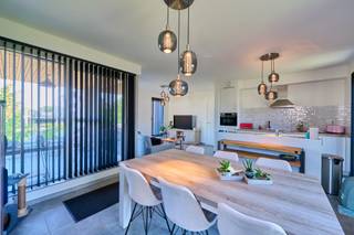 <p><strong>ENERGIEZUINIG INSTAPKLAAR NIEUWBOUWAPPARTEMENT (verkoop onder registratierechten) VAN 90m² NABIJ CENTRUM.</strong></p><p>Dit instapklaar nieuwbouwappartement is gelegen aan de rand van het centrum van Peer en biedt verschillende troeven. Met een bewoonbare oppervlakte van 90m² en zeer veel lichtinval op een gunstige ligging is dit het ideale appartement. Zeer energiezuinig en voorzien van verschillende technieken (ventilatie, zonnepanelen, vloerverwarming,...) Zowel voor eigen bewoning als investering een perfect appartement. Momenteel verhuurd!</p><p>De indeling is als volgt:</p><p>Via de trap of lift in het gebouw komen we op de eerste verdieping die meteen toegang biedt tot het appartement via de gemeenschappelijke hal. Met een ruime inkom die toegang biedt tot elke ruimte komen we terecht in de lichtrijke leefruimte met open keuken. Zeer veel lichtinval dankzij de grote raampartijen. Het gezellige terras is aansluitend gelegen en geeft het mooi uitzicht. Het appartement is verder uitgerust met 2 slaapkamers, een ruime badkamer met inloopdouche en dubbele lavabo, een berging/wasplaats en een apart toilet.</p><p>Een bergruimte op de gelijkvloerse verdieping is aanwezig. Onder de gemeenschappelijke carport, bij het binnenrijden van het project, is 1 overdekte autostaanplaats alsook 1 niet overdekte staanplaats voorzien. Een fietsenstalling behoort ook bij het appartement en is inbegrepen in de prijs.</p><p>De verkoop geschiedt onder de verkooprechten, GEEN BTW! Eigendom momenteel verhuurd.<br /><br />Wij ontzorgen je ook voor de verkoop van je huidige woning! Voor meer uitleg helpen we je graag verder.</p><p>Voor meer info: 011 39 90 50 - info@jansenrealestate.be</p>