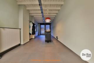 DENDERMONDE - Handelsruimte met ruime tuin en appartement<br />Deze dubbele eigendom is gelegen in een rustige zijstraat van de Noordlaan, op wandelafstand van het centrum van Dendermonde. <br />Dankzij de centrale ligging geniet u van een vlotte bereikbaarheid en de onmiddellijke nabijheid van winkels, openbaar vervoer, scholen en andere voorzieningen.<br /><br />Op het gelijkvloers bevindt zich een ruime handelsruimte van maar liefst 100 m², ideaal voor het uitbaten van diverse handelsactiviteiten of vrije beroepen. De oppervlakte en indeling bieden tal van mogelijkheden voor ondernemers die op zoek zijn naar een goed gelegen commerciële ruimte.<br /><br />De bovenliggende verdiepingen herbergen een woonentiteit. Op de eerste verdieping bevindt zich een lichtrijke living met eetkamer, aansluitend een keuken en een badkamer. Op de tweede verdieping vindt u een ruime slaapkamer.<br /><br />Deze eigendom is uitermate geschikt voor wie wonen en werken wil combineren, maar biedt eveneens interessante perspectieven voor investeerders. De handelsruimte en de woonentiteit beschikken namelijk over aparte vergunde huisnummers, wat extra flexibiliteit biedt naar verhuur of gebruik toe.<br /><br />Kortom, een eigendom met tal van mogelijkheden op een strategische locatie vlak bij het centrum van Dendermonde.<br />Voor meer informatie of een bezoek, kan u ons steeds contacteren: 053/60.65.60.