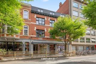 <p><strong>Running a Business in the Heart of Leuven</strong></p><p>Want to run a trendy retail store in the heart of Leuven? Enjoy large windows, high foot traffic, an attractive storefront, and natural light. This retail space has been transformed into a beautiful clothing store and is currently looking for a new owner. In addition to the ground-floor retail space, there is also an adjoining basement, perfect for storage.</p><p>Would you like more information, floor plans, or to schedule a site visit? Contact Jacky: 0495 53 46 49.</p><p>EPC; energy label C - UC 2566681</p>