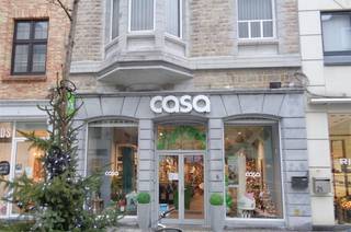 Top gelegen handelseigendom te huur in het centrum van Roeselare. <br />Het gelijkvloers heeft een oppervlakte van 340 m² + verdiepingen. <br />Gelegen op het allerbeste gedeelte van de belangrijkste winkelstraat van Roeselare. <br />De maandelijkse huurprijs bedraagt 5.500 euro. <br />Onroerende voorheffing ten laste van de huurder. <br />Benieuwd naar dit bedrijfsvastgoed te huur regio Roeselare? <br />Contacteer info@immodelestre.be of 054 33 62 52. <br />www.immodelestre.be<br /><br />