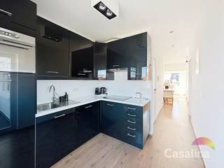 Casalina Real Estate biedt exclusief te koop aan: een gezellig en licht PENTHOUSE met één slaapkamer en een zuidoostgericht terras van 23 m².Met een...
