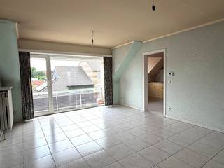 Een lichtrijk appartement op de 2e verdieping ....<br /><br />Via de lift gaan we naar de 2e verdieping van deze kleine residentie. We komen het appartement binnen in de hal met apart toilet. Van hieruit is er ook toegang tot de slaapkamers, de badkamer en de leefruimte. De badkamer beschikt over een lavabo en ligbad. Langs de achterzijde zijn er 2 ruime slaapkamers. Vanuit één slaapkamer is er toegang tot het terras achteraan. Langs de voorkant vinden we de lichtrijke living met aansluitend de keuken. Aangrenzend aan de keuken is er een handige berging. Langs de voorzijde is er een klein terras. <br /><br />Het appartement wordt momenteel door de eigenaar opgeschilderd.<br />Centrale verwarming op aardgas. <br />Geen gemeenschappelijke kosten.<br />Dit appartement heeft een uitstekend EPC.<br /><br />We vinden dit appartement terug pal in het bruisende centrum van Lauwe met alle winkels (bakker, slager, supermarkt, openbaar vervoer, ...) op wandelafstand.