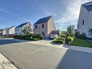 Deze recente woning met bouwjaar 2021 vinden we terug in een nieuwe, rustige wijk 'Neringen' in Lovendegem. De uiterst ruime woning staat op...