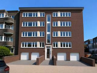 <p><span>In dit volledig gerenoveerd &amp; energiezuinig appartementsgebouw zijn er 8 appartementen &amp; 4 garageboxen met bijhorende autostaanplaatsen beschikbaar. </span></p><p><span>Elk appartement beschikt over een privatieve kelder.</span></p><p><span> </span></p><p><span>Rustig gelegen vlakbij de voornaamste invalswegen, station, tram, bushaltes, park, supermarkt,.... </span></p><p><span> </span></p><p><span>8 appartementen bestaan allen uit een lichtrijke ruime leefruimte, aparte keuken met aansluitend overdekt terras, badkamer met lavabo, douche, toilet en 2 slaapkamers ( 1 ruime en 1 kleinere).</span></p><p><span>Tevens een appartement beschikbaar met ruim terras &amp; tuin.</span></p><p><span> </span></p><p><span>Prijzen vanaf 319 000€.</span></p><p><span>Garagebox met sectionale poort &amp; autostaanplaats apart bij te kopen vanaf 40 000€.</span></p><p><span><br /></span><span>Gebouw &amp; renovatie:</span></p><p><span>- Volledige totaalrenovatie (vloeren, muren, technieken)<br />- Nieuwe leidingen voor elektriciteit, gas, water en riolering <br />- Gescheiden verwarmingsinstallaties en tellers per appartement<br />- Nieuw geïsoleerd dak </span></p><p><span>- Zonnepanelen (2 panelen per appartement)<br />- Vernieuwde inkomdeur en raampartijen boven de inkomdeur</span></p><p><span>- Brandvertragende inkomdeur van het appartement<br />- Binnenisolatie in de appartementen<br />- Isolatie aan het kelderplafond<br />- Automatisch branddetectiesysteem met rookkoepel<br />- Asbestvrij gebouw<br />- Gevel wordt nog professioneel gereinigd</span></p><p><span>- Achtergevel geschilderd</span></p><p><span><br /><br /></span></p><p><span>8 Beschikbare appartementen:</span><span><br />- 4 linkse appartementen van ca. 76 m² + terras<br />- 4 rechtse appartementen van ca. 72 m² + terras (hoekligging met uitzonderlijke lichtinval)<br />- Moderne badkamers (douche, lavabo, toilet) Sawiday<br />- Aansluiting wasmachine in keuken of berging<br />- Volledig uitgeruste keukens (oven, microgolfoven, vaatwasser, koelkast en diepvriezer)<br />- Parket van houthandel Martens – Schoten<br />- Tegels Sawiday<br />- Videofonie</span></p><p><span><br /></span><span>Extra voorzieningen:</span></p><p><span>- 4 garageboxen met automatische sectionale poorten &amp; bijhorende autostaanplaatsen<br />- Gemeenschappelijke fietsenstalling<br />- Gemeenschappelijke trapzaal (geen lift → lage kosten)</span></p><p><span> </span></p><p><span>Maak snel een afspraak om eigenaar te worden van 1 van deze prachtige appartementen!</span></p><p><span> </span></p>