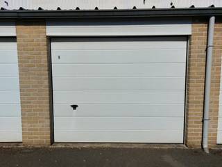 Garagebox nr. 15, gelegen in een rustige zijstraat van de Zandstraat in Sint-Andries.www.desmetpoupeyebrugge.beVoor meer info of een bezoek,...