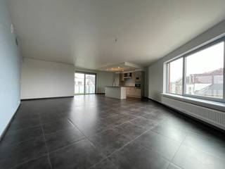 Ruim appartement op toplocatie nabij het centrum van Duffel. Het spreekt voor zich dat men alle nodige faciliteiten zoals openbaar vervoer, winkels, school... in de directe omgeving treft. Bij deze locatie heeft men geen wagen nodig en kan men alle boodschappen te voet doen. Ook de wekelijkse markt op dinsdag is om de hoek. Het appartement telt drie slaapkamers en twee badkamers. Er is een lift voorzien in het gebouw.<br /><br />Het betreffende appartement herbergt de volgende ruimtes: een inkomhal, wasplaats/berging ruime leefruimte met open keuken voorzien van alle modern comfort zoals: vaatwasser, koelkast, diepvries, spoelbak, oven, microwave, keramische kookplaat, dampkap en voldoende kastruimte. Verder zijn er drie slaapkamers, twee badkamers en twee toiletten aanwezig. Tevens is er een gezellig terras voorzien.<br /><br />De fietsenberging bevindt zich achteraan het gebouw.<br />Individuele kelderberging voorzien<br /><br />Gemeenschappelijke kost = 50 euro.<br /><br />Wens jij graag middenin het levendige centrum van Duffel te wonen? kom dan snel een kijkje nemen.<br /><br />Info &amp; afspraak:  ☎ <strong>0473/33 33 10 </strong>  ✉ <strong>geoffry@wijns.be</strong>