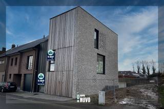 Moderne bel étage woning met subliem uitzicht over het uitzonderlijke landschap  De woning omvat: op het gelijkvloers een ruime hobbykamer, op het...